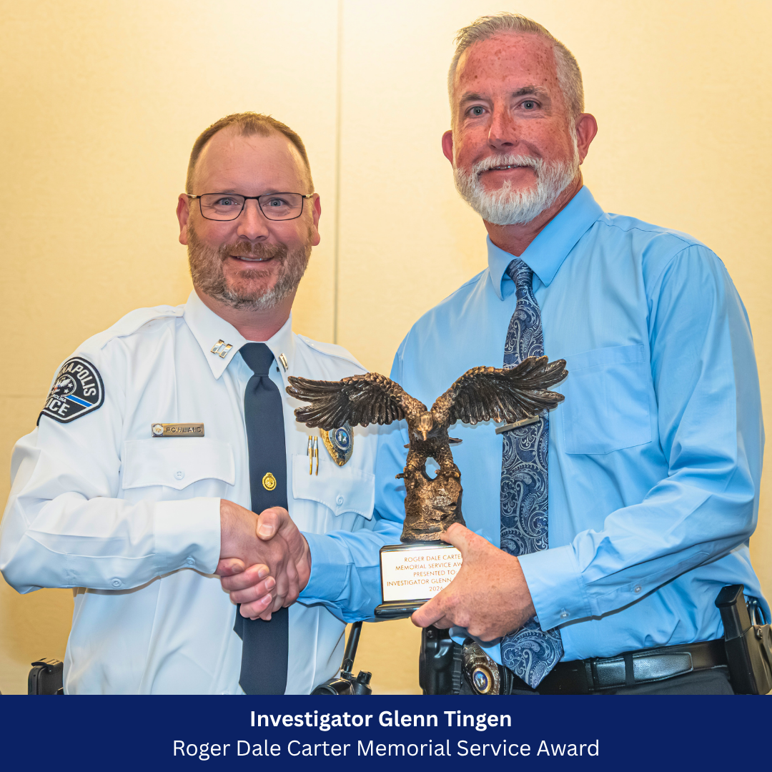 Investigator Glenn receiving award from Captain Rowland 